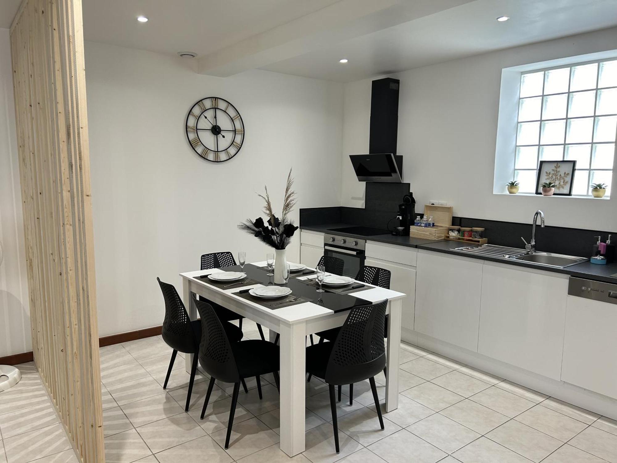 Apartment Centre Avec Garage - Parking *